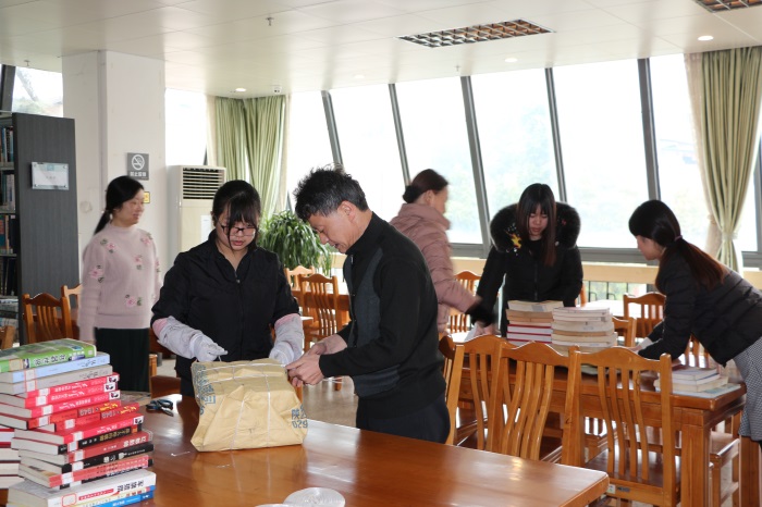部门人员打包外借图书.jpg
