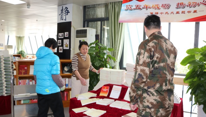 于素玲带领战士参观十九大主题书展_看图王.jpg