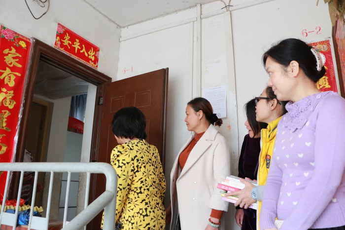 志愿者送书入户.jpg