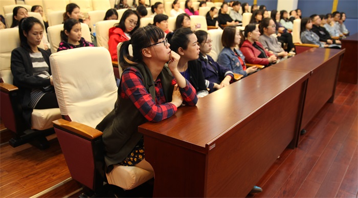 观众认真聆听.jpg