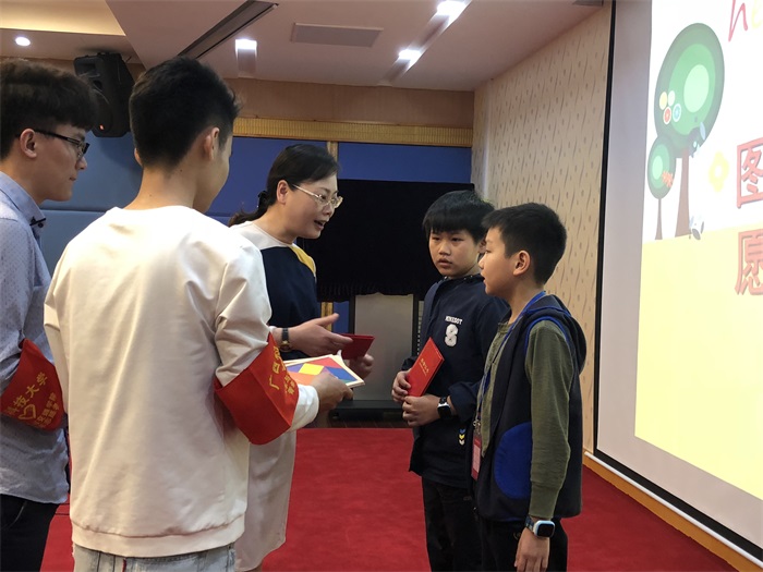 尹秋琳副馆长为获奖者颁奖.jpg