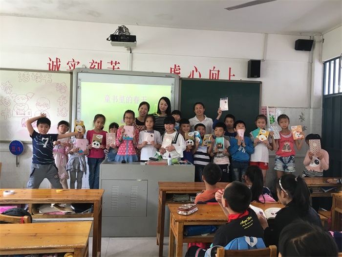图书馆老师与同学们课后合影.jpg