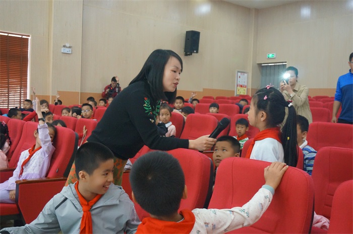 互动环节，孩子们回答问题.jpg