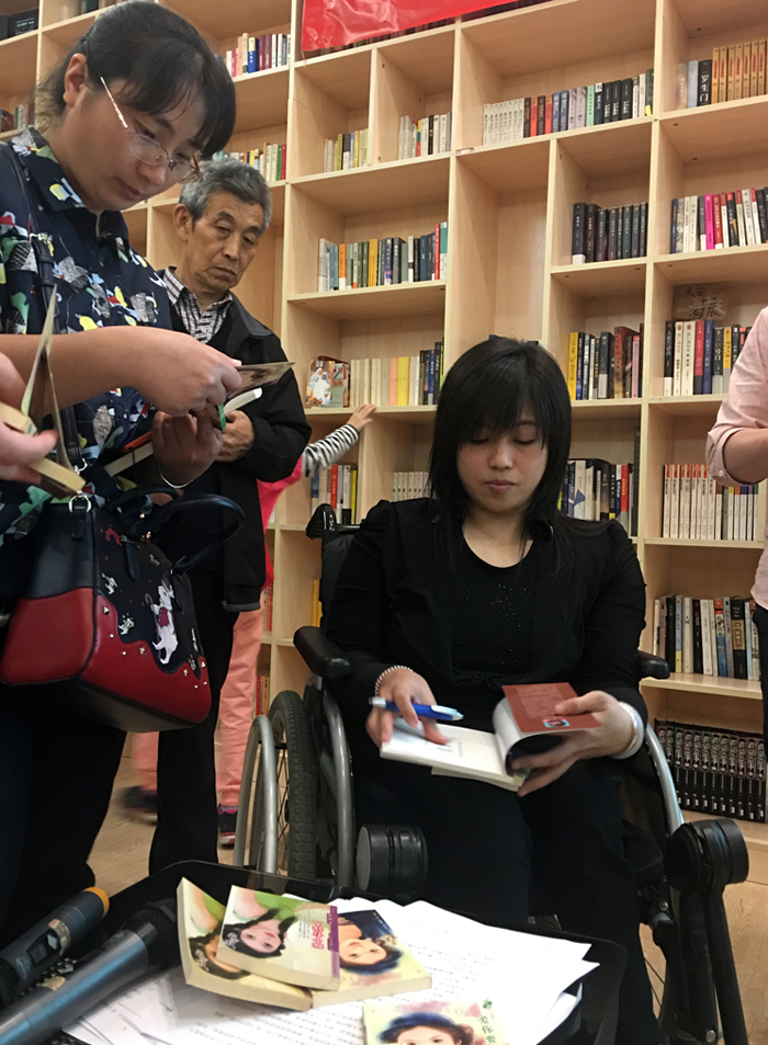 热心公益的袁茵现场签名赠书.jpg