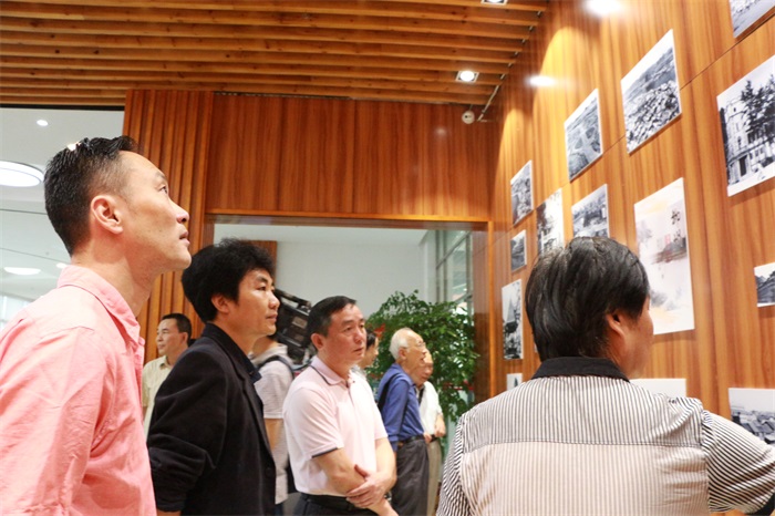 领导嘉宾参观柳州市图书馆大厅老照片墙.jpg