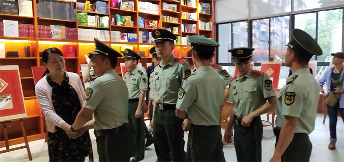 叶伟伶馆长欢迎消防支队官兵.jpg
