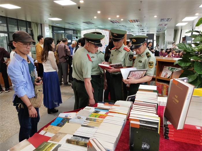 官兵们阅读中国好书.jpg