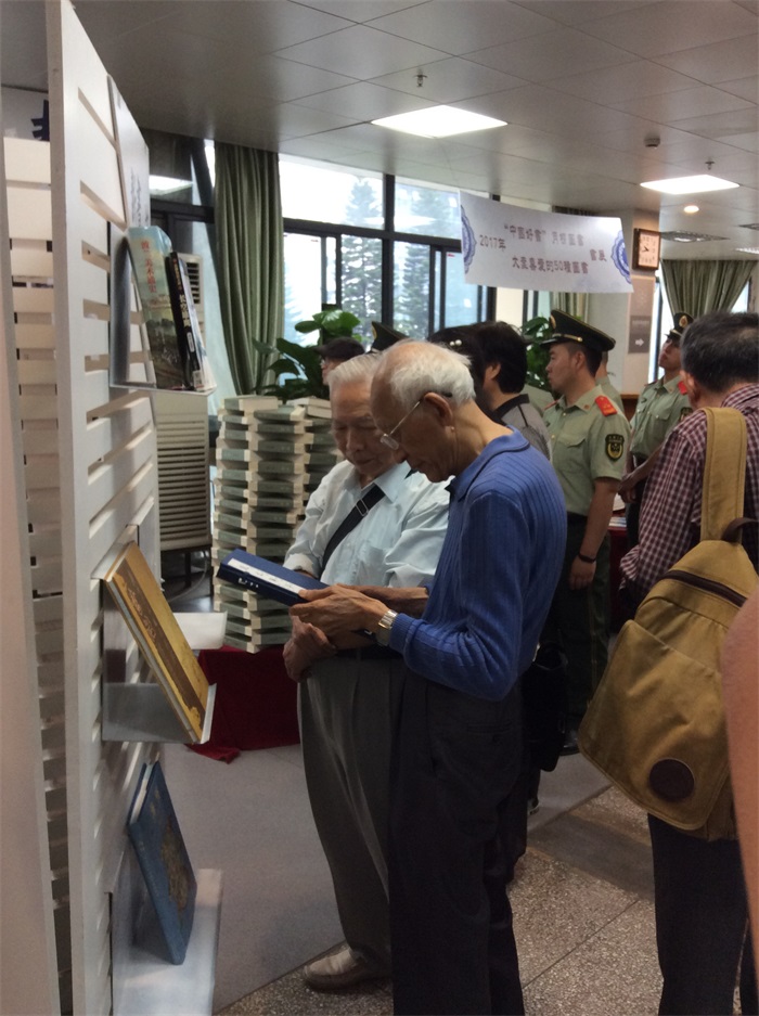 著名作家驻足书展前阅读.jpg