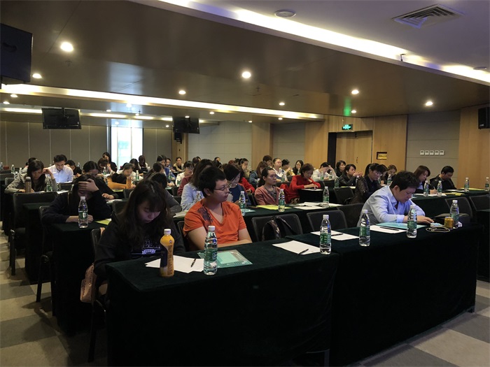 学员们在认真的听课2.jpg