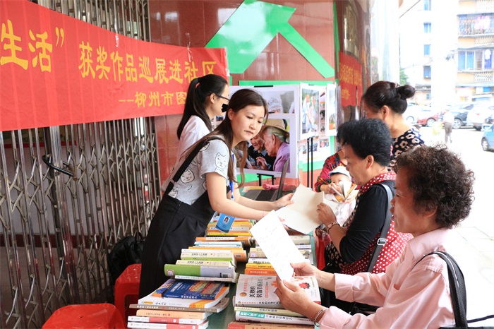 引导居民阅读感兴趣图书.jpg