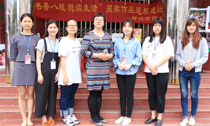 与社区工作人员合影.jpg
