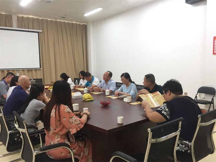 座谈会.jpg