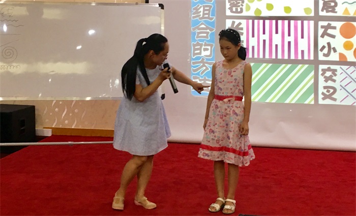 王雅静老师引导同学们多观察周围的环境与事物.jpg