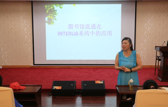 部门主任欢迎志愿者的到来并介绍活动内容.jpg