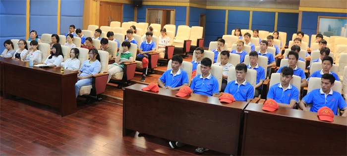 部门馆员及学生志愿者参加培训.jpg