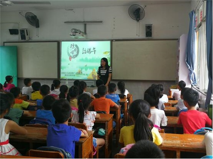 曾杨老师给航月路小学的学生讲解端午节来历和习俗.jpg
