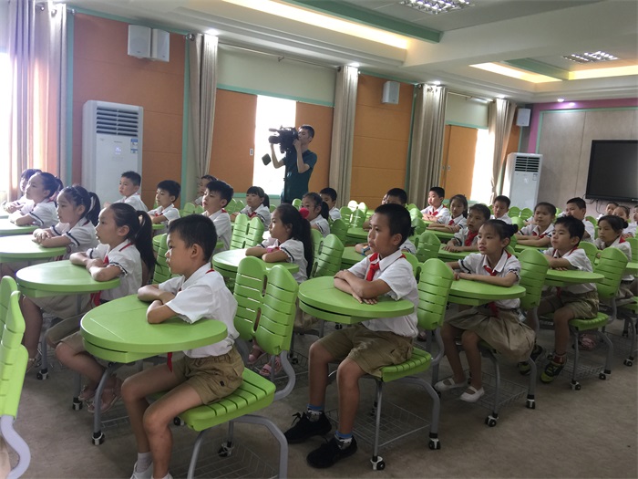 同学们认真听讲.jpg