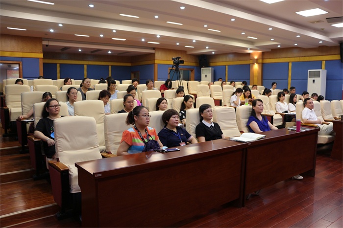 听众认真聆听01.jpg