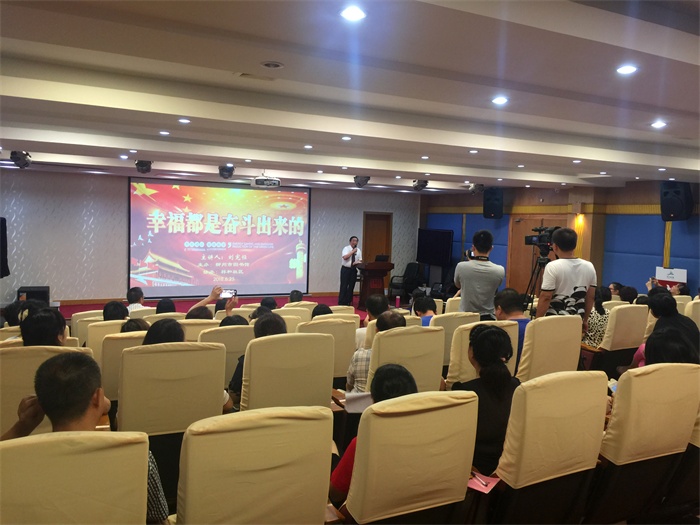 听众认真聆听02.jpg