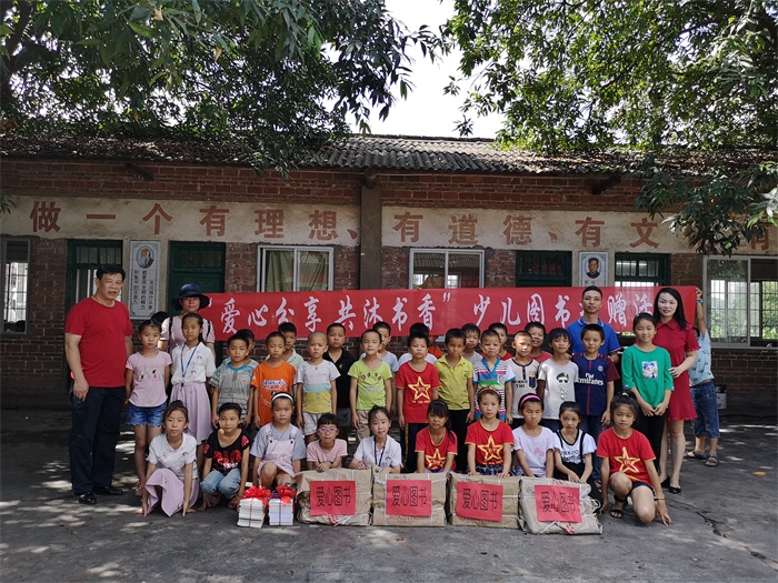 图书馆老师们与爱心人士一同给行知小学送书.jpg