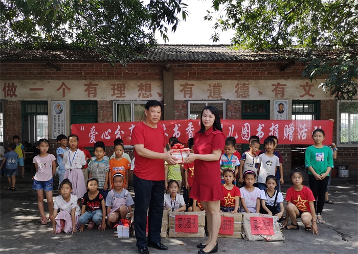 行知小学邓校长接受图书馆赠书.jpg