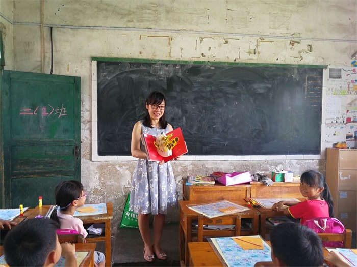 图书馆少儿部韦露瑶老师给孩子们开展手工绘本课.jpg