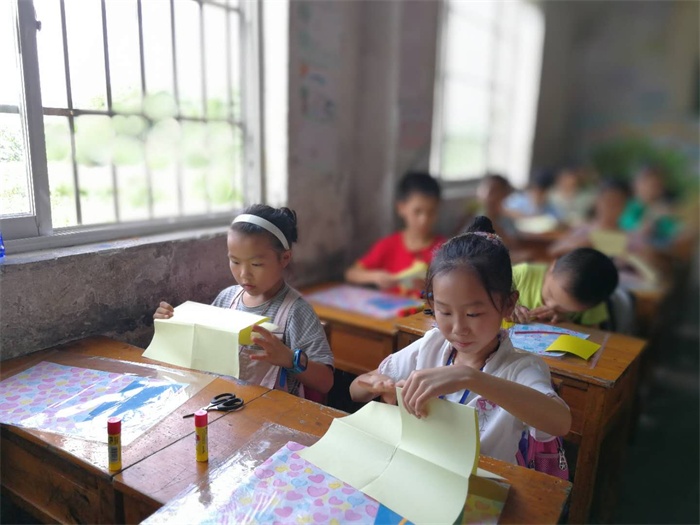 孩子们动手制作属于自己的绘本书.jpg