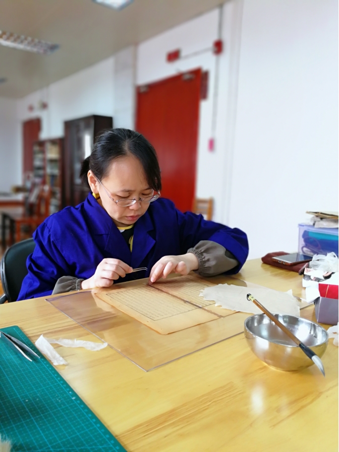 用双手修复历史 让古籍逆转时光340_副本.jpg