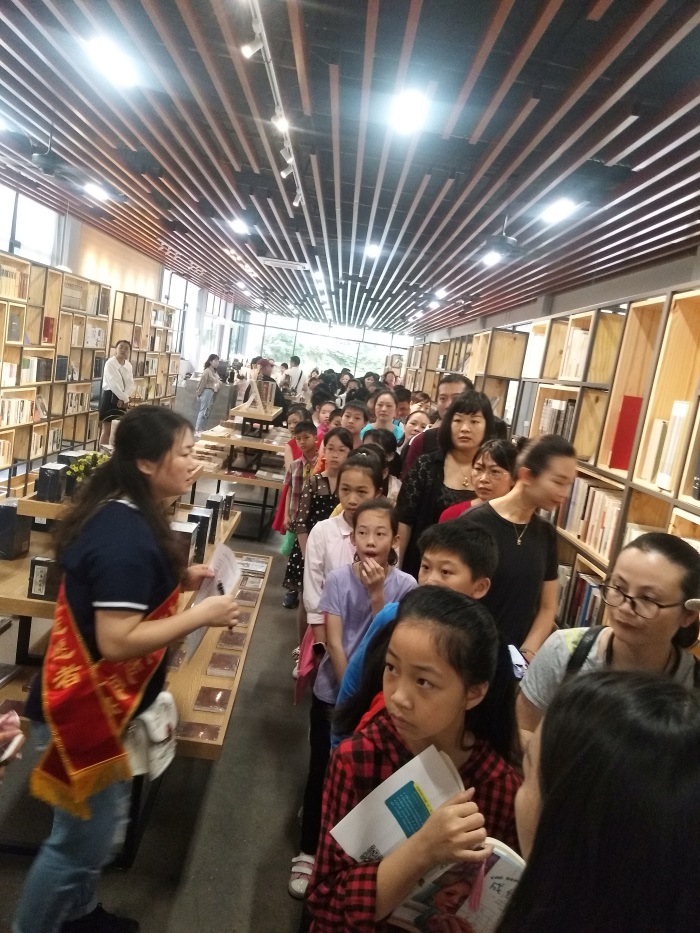 2 入场等候气氛热烈.jpg