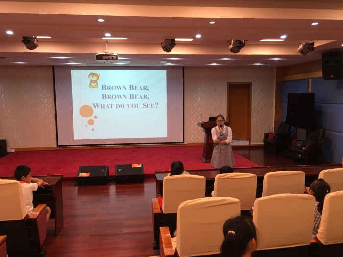 吴老师给同学们带来有趣的英语绘本《brown Bear, Brow Bear, What do You See》.jpg