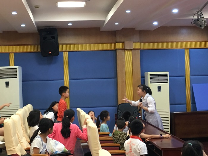 同学们争先恐后抢答学到的动物单词.jpg