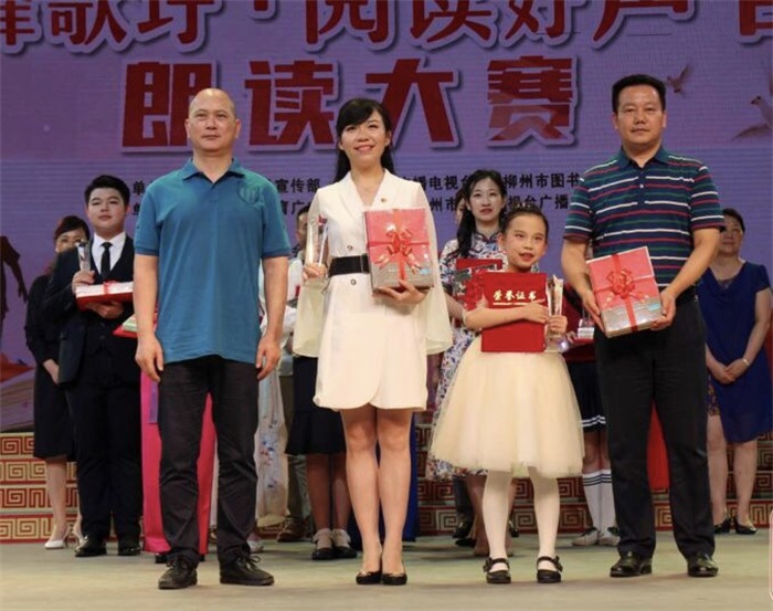 大赛一等奖获得者（左二、左三）.jpg