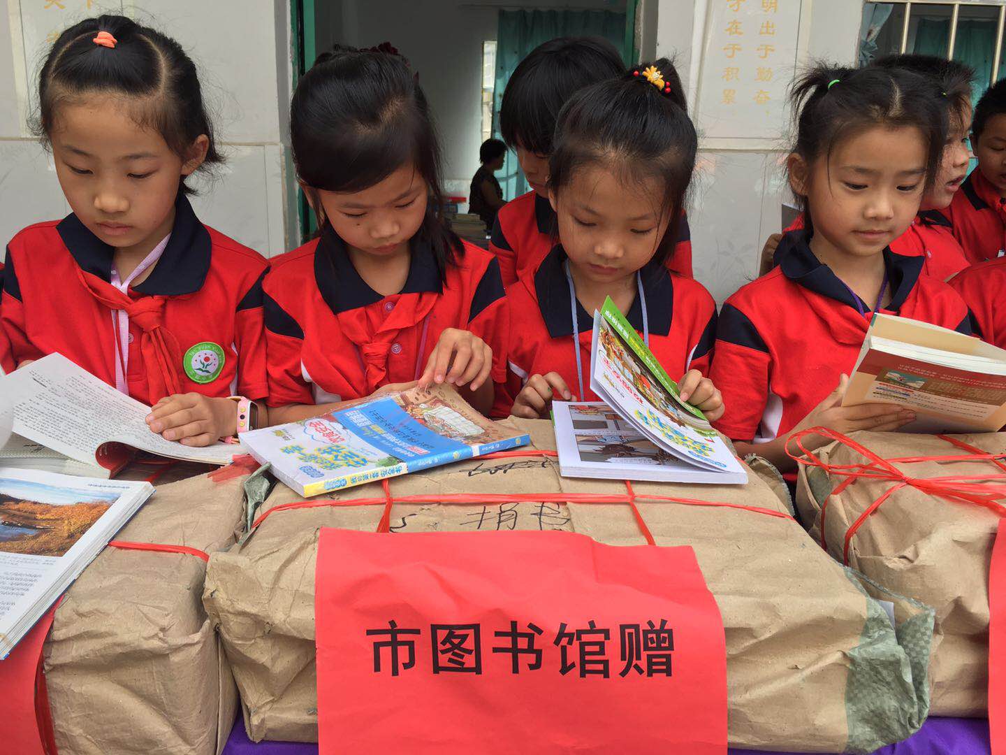 同学们拿到图书爱不释手.jpg