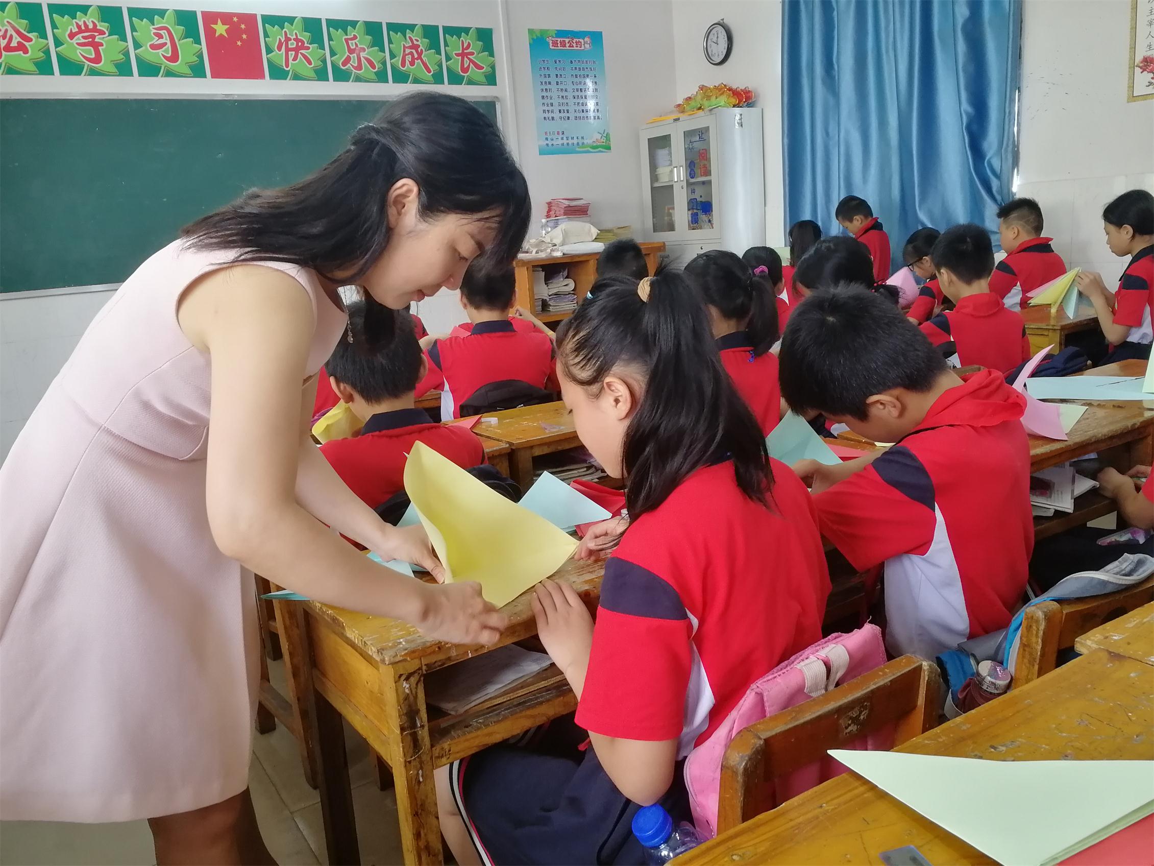 图书馆韦老师指导学生制作手工图书.jpg