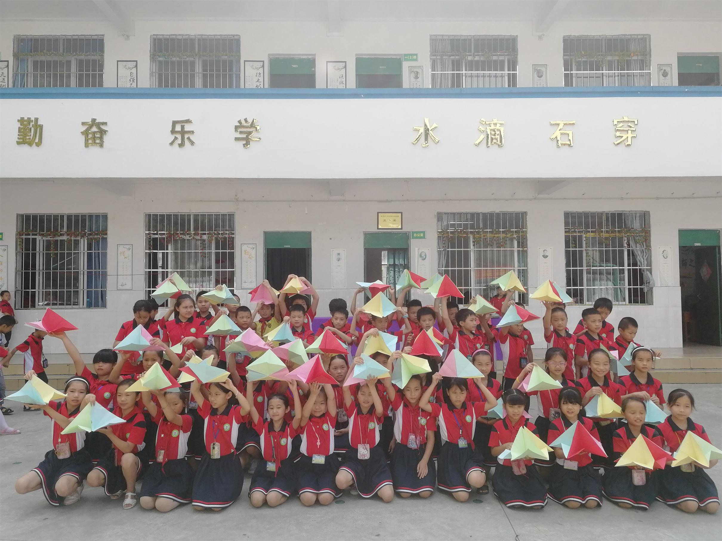 同学们展示自己制作的蒙古包书.jpg