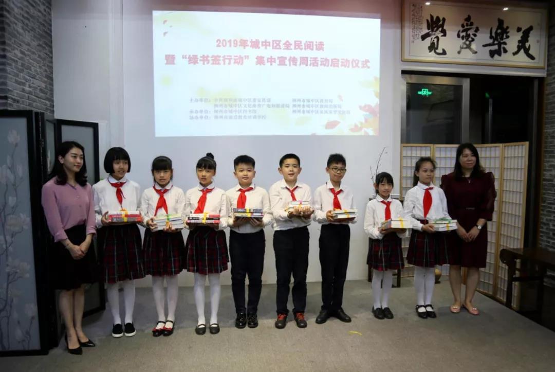 活动现场还为学生们发放绿书签和赠送优秀读物2.jpg