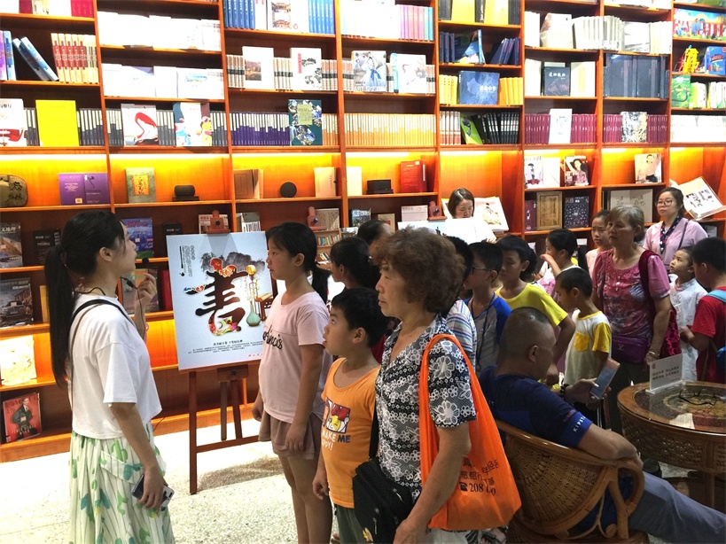 参观书香气息浓郁的书墙.jpg