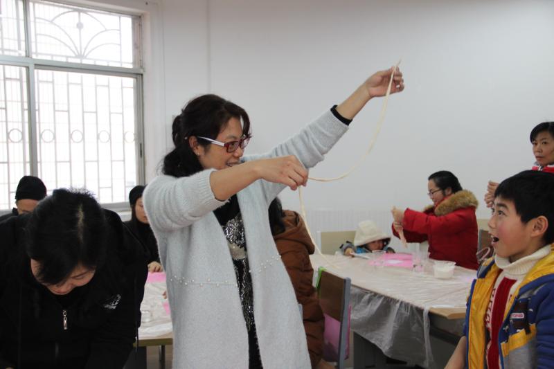 老师给大家讲解手工面条的制作过程.jpg