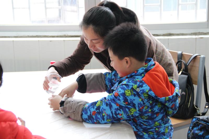 家长与孩子一起动手制作手工面条.jpg