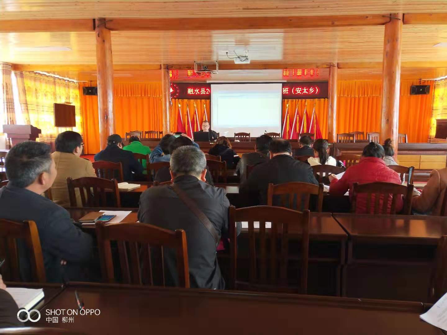 培训老师给学员讲课.jpg
