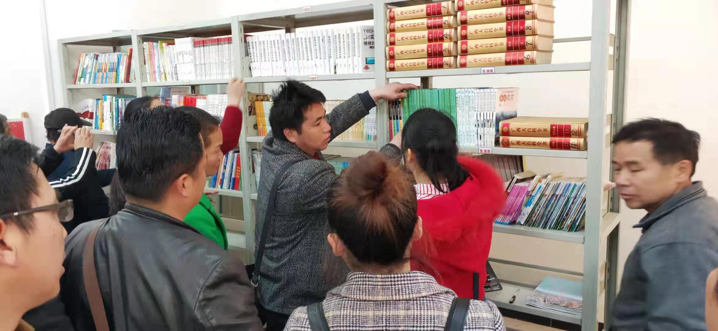 培训老师带学员到图书室现场指导.jpg