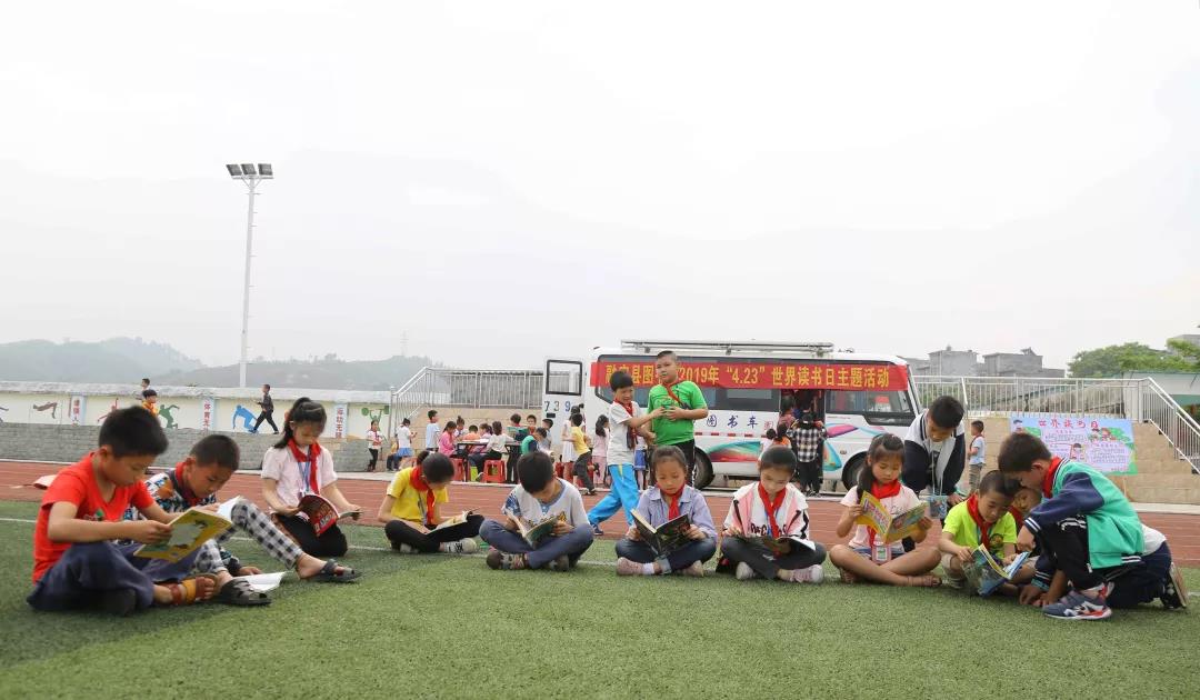 在融安县长安镇中心小学，学生们在阅读图书1.jpg