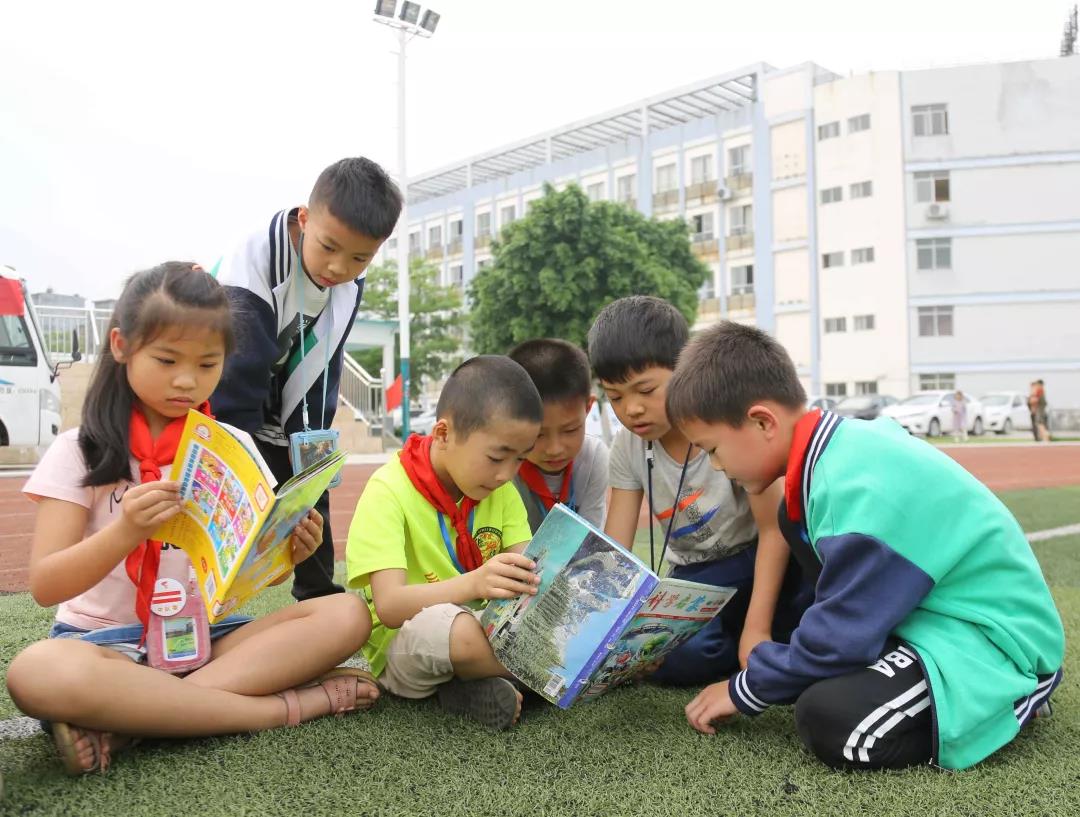 在融安县长安镇中心小学，学生们在阅读图书3.jpg