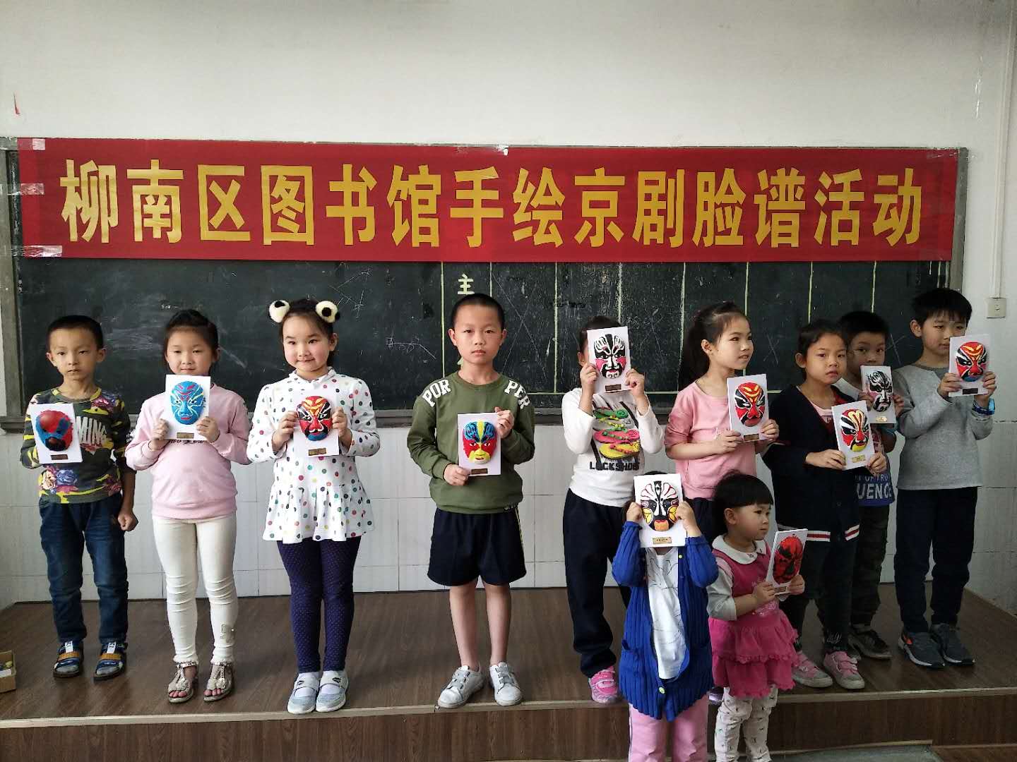 小朋友完成了自己的脸谱作品.jpg