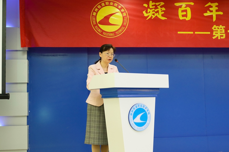 周澜处长在仪式上宣读读书节活动方案.jpg