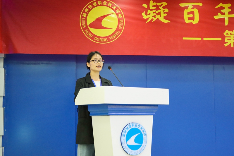 罗梦妍同学宣读读书倡议书.jpg