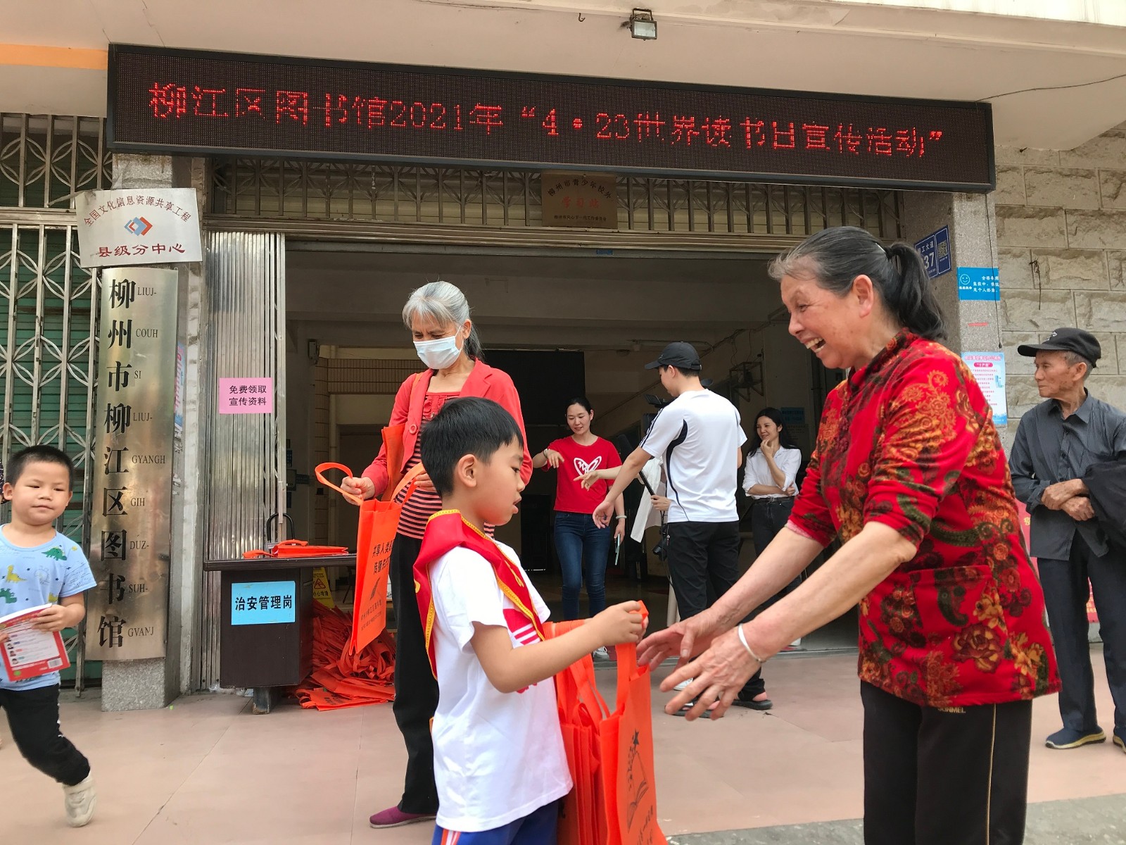 志愿者发放宣传资料0.jpg