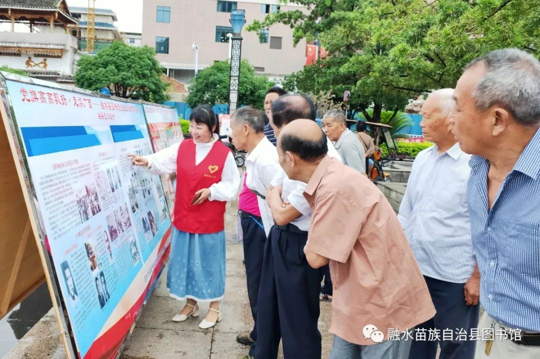 2-2.群众在民族广场观看“党史主题教育宣传展”（摄影：何博）.jpg