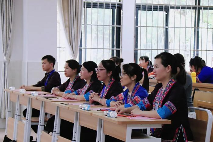 江川小学评委老师们在认真的听评.png