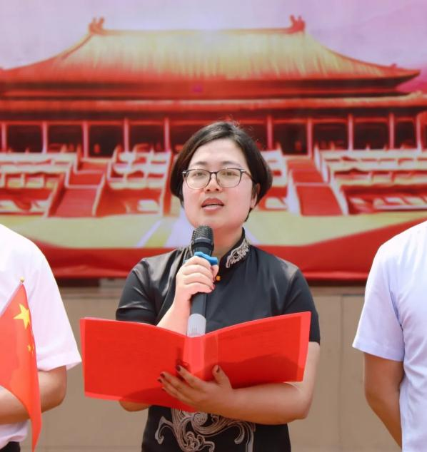 县委宣传部副部长在讲话并宣布启动.png